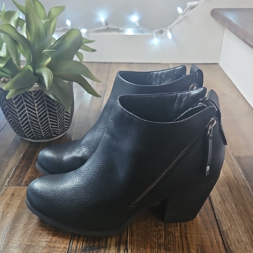 Torrid‎ Black Ankle Booties with Zipper Detail - Picture 3 of 6